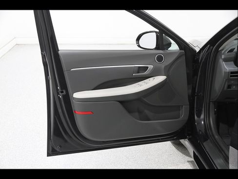 Certified 2025 Hyundai Sonata SEL FWD image 4