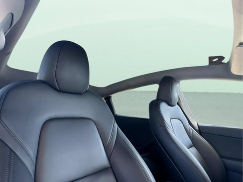 Used 2025 Tesla Model Y Long Range RWD image 17
