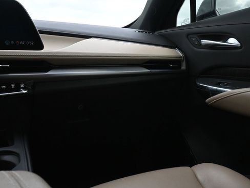 Used 2024 Cadillac XT4 Premium Luxury w/ Cold Weather Package FWD image 8