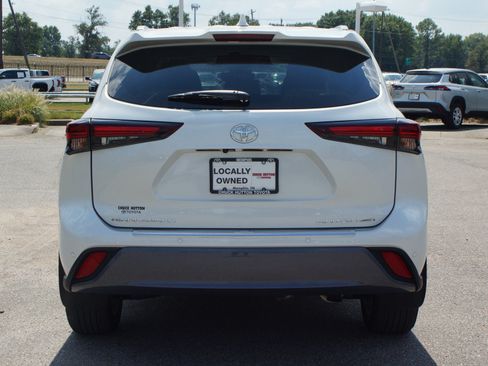 Used 2026 Toyota Highlander Limited AWD/4WD image 3
