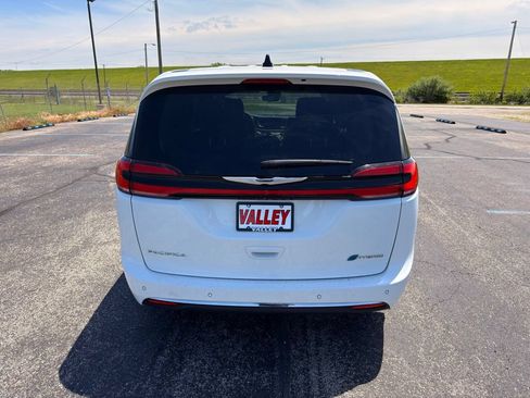 Used 2023 Chrysler Pacifica Touring-L FWD image 11