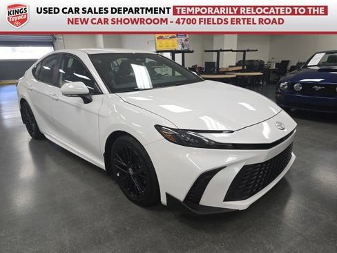 Used 2025 Toyota Camry SE FWD image 1