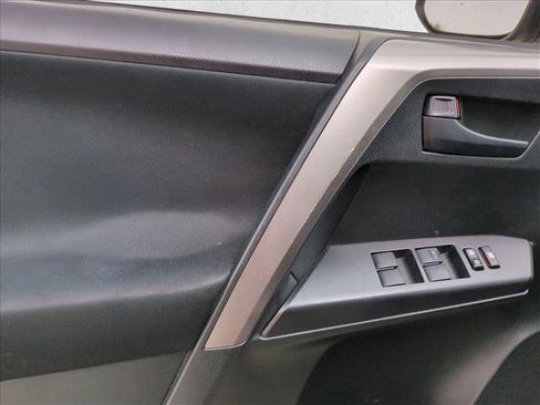 Used 2018 Toyota RAV4 LE AWD/4WD image 11