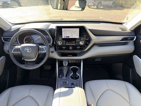 Used 2023 Toyota Highlander XLE image 22