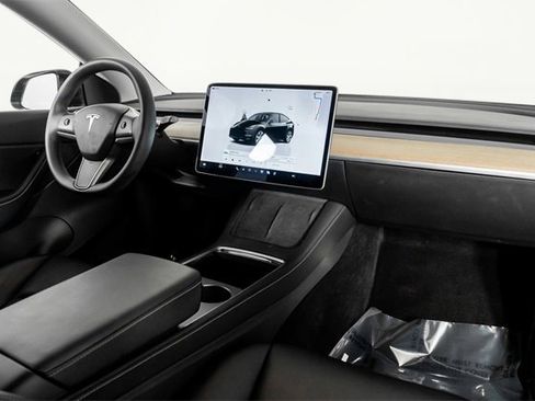 Used 2022 Tesla Model Y Long Range image 38