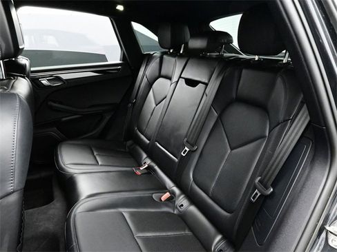 Used 2023 Porsche Macan image 12