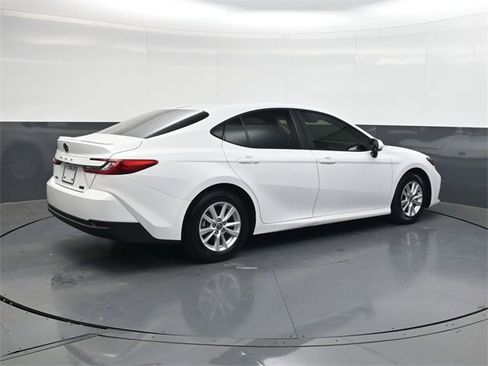 Used 2025 Toyota Camry LE w/ Convenience Package image 4