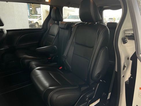 Used 2017 Toyota Sienna SE w/ Cargo Management Package image 20