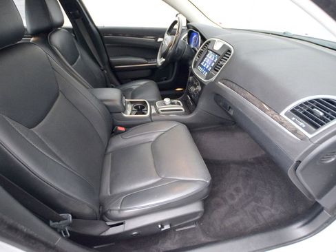 Used 2018 Chrysler 300 Limited image 16
