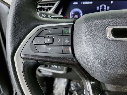 Used 2022 Jeep Grand Cherokee Altitude AWD/4WD image 15