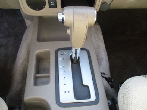 Used 2010 Nissan Frontier SE image 11