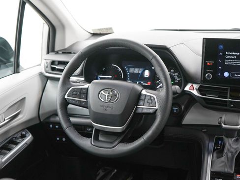 Used 2025 Toyota Sienna FWD image 15