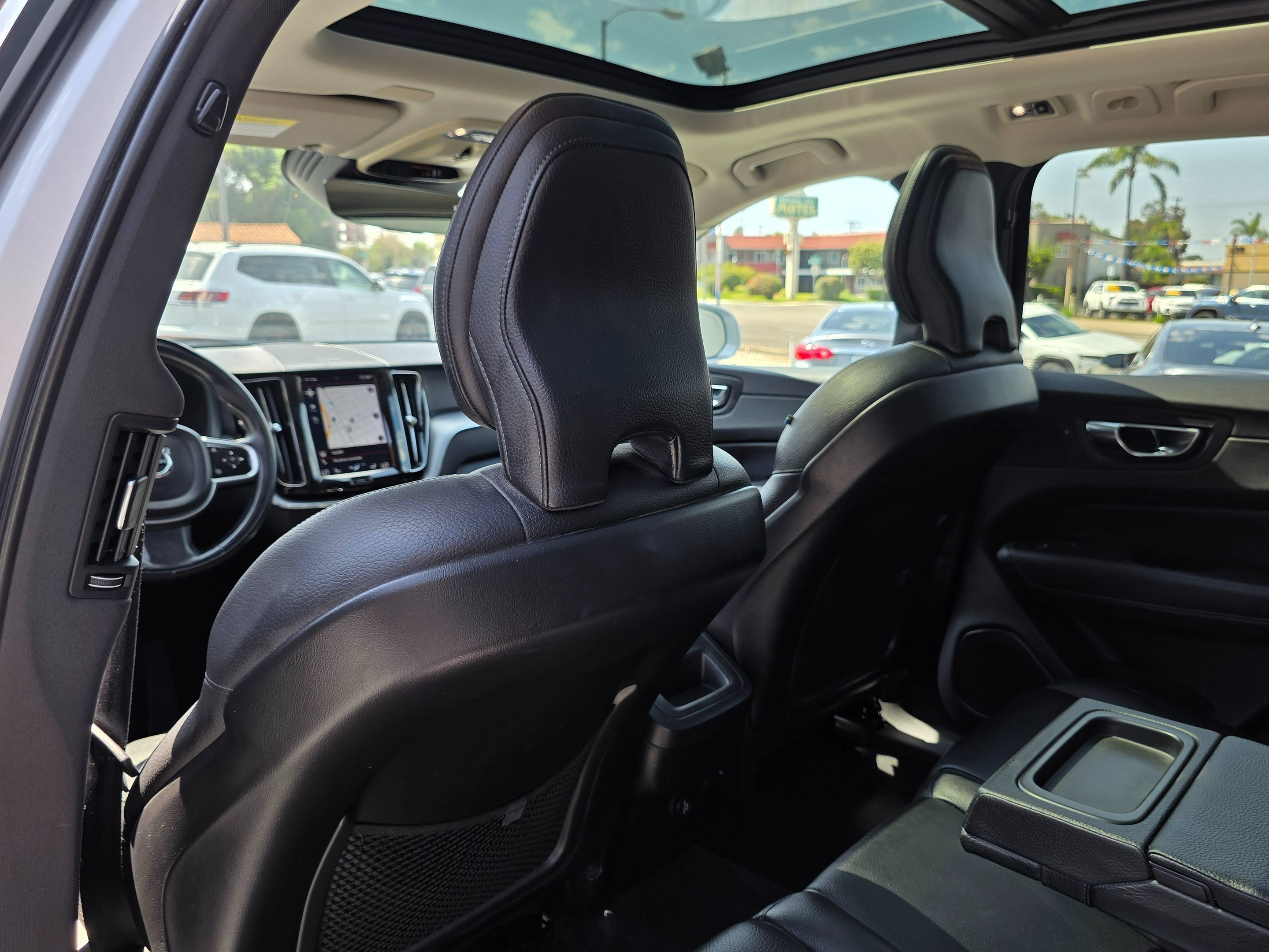 Used 2019 Volvo XC60 T6 Momentum w/ Multimedia Package AWD/4WD image 26