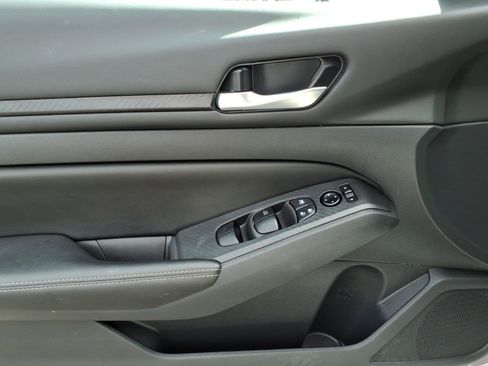 Used 2025 Nissan Altima 2.5 SV FWD image 14