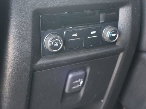 Used 2020 Chevrolet Traverse LT FWD image 28