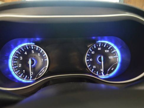 Used 2025 Chrysler Pacifica Select AWD/4WD image 32