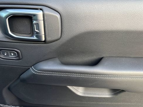 Used 2018 Jeep Wrangler Unlimited Sahara image 21