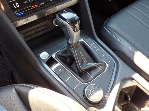 Used 2022 Volkswagen Tiguan SE image 19