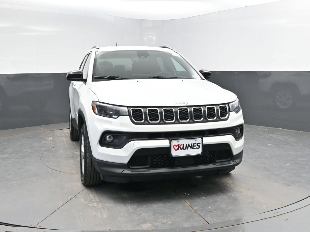 Used 2024 Jeep Compass Latitude AWD/4WD image 2