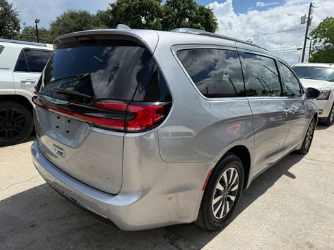 Used 2021 Chrysler Pacifica Touring-L w/ Premium & Safety Sphere Group FWD image 7