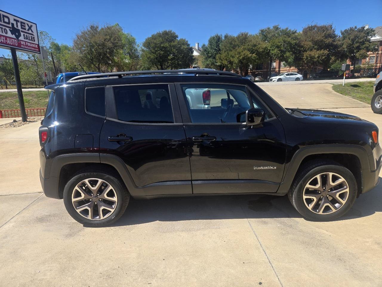 Used 2016 Jeep Renegade Latitude w/ Cold Weather Group AWD/4WD image 5