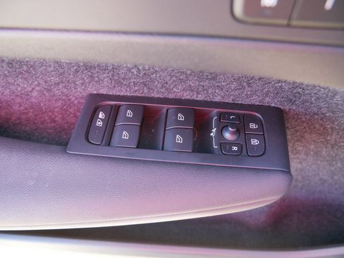 Used 2023 Volvo XC40 Recharge Ultimate w/ Protection Package Premier image 13