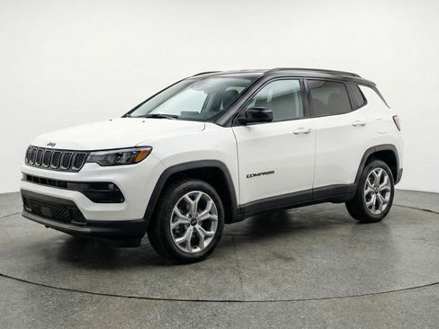 Used 2025 Jeep Compass Latitude image 3