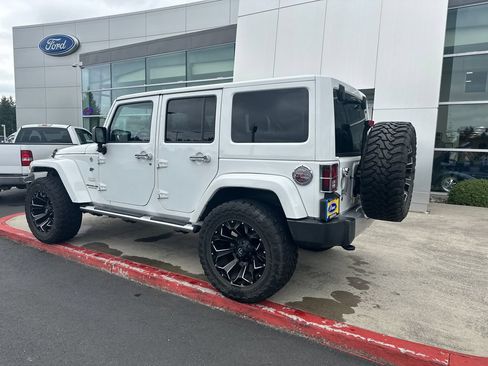 Used 2014 Jeep Wrangler Unlimited Sahara w/ Connectivity Group AWD/4WD image 2