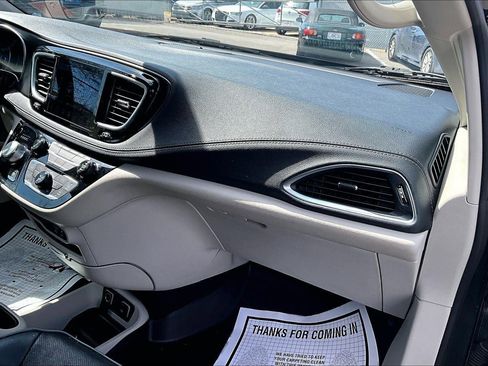 Used 2020 Chrysler Pacifica Limited image 15