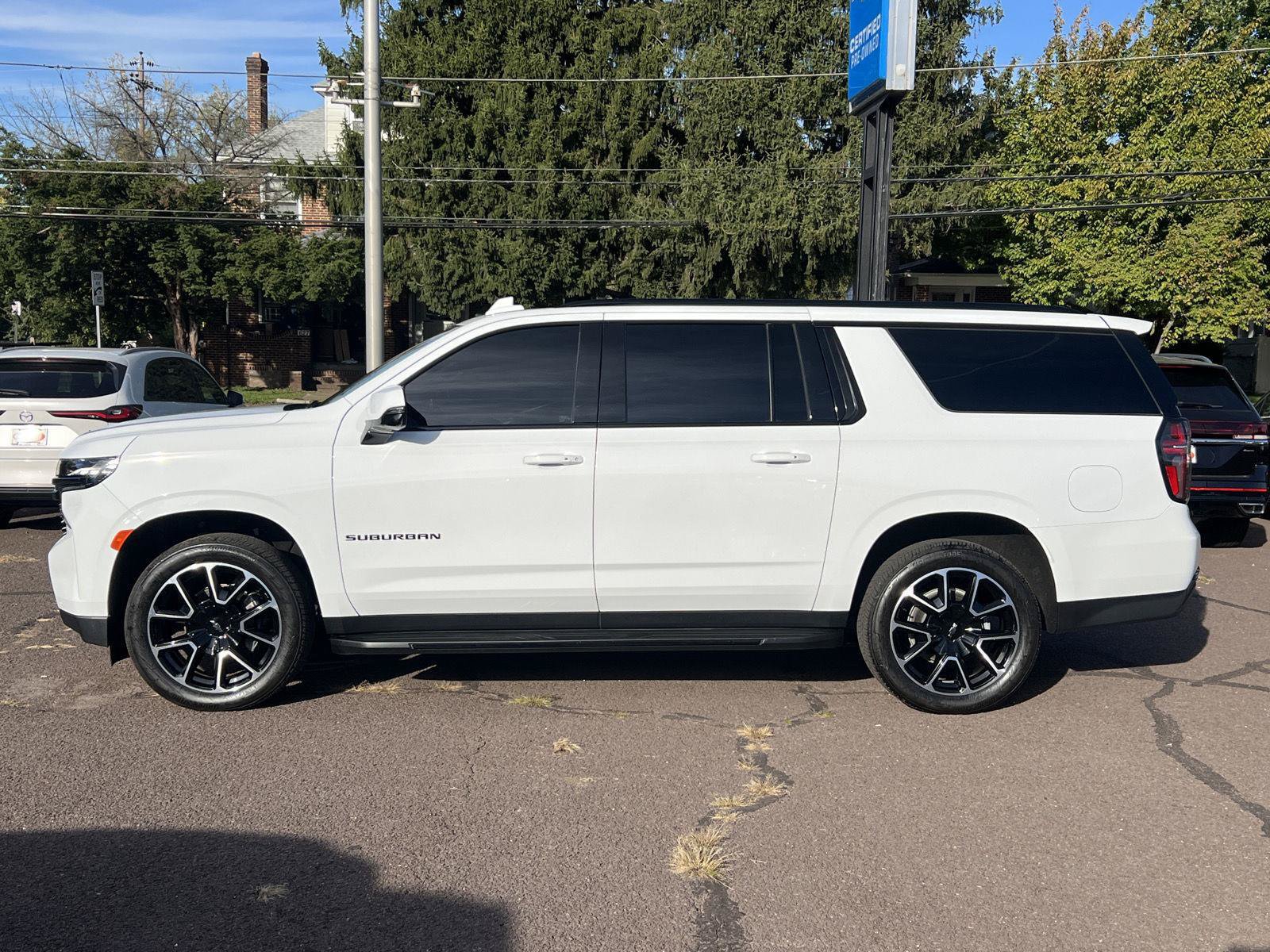 Used 2024 Chevrolet Suburban RST w/ Luxury Package AWD/4WD image 4