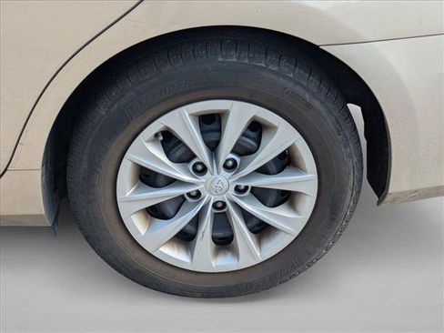 Used 2017 Toyota Camry LE FWD image 8