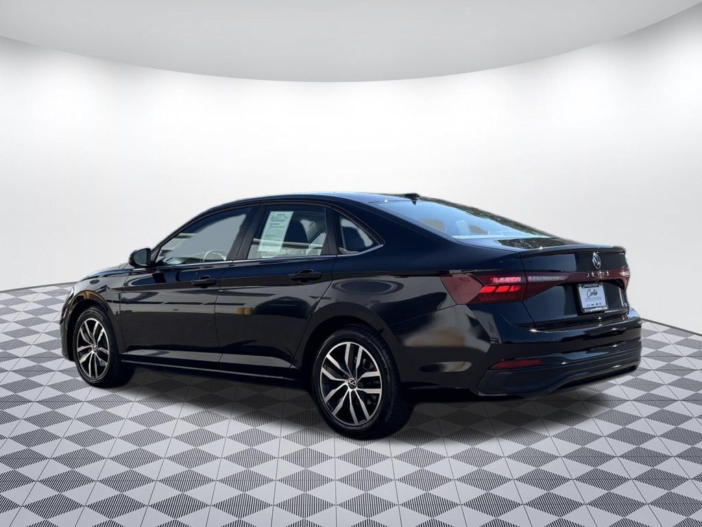 Used 2025 Volkswagen Jetta SE FWD image 5