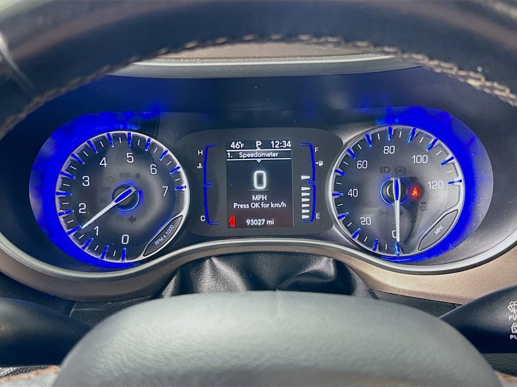 Used 2018 Chrysler Pacifica Touring-L w/ Premium Audio Group FWD image 27