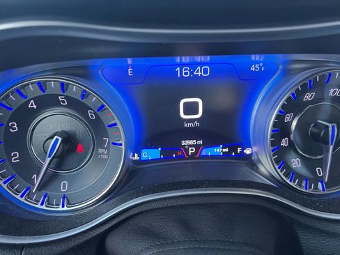 Used 2022 Chrysler 300 Touring w/ Sport Appearance Package image 37