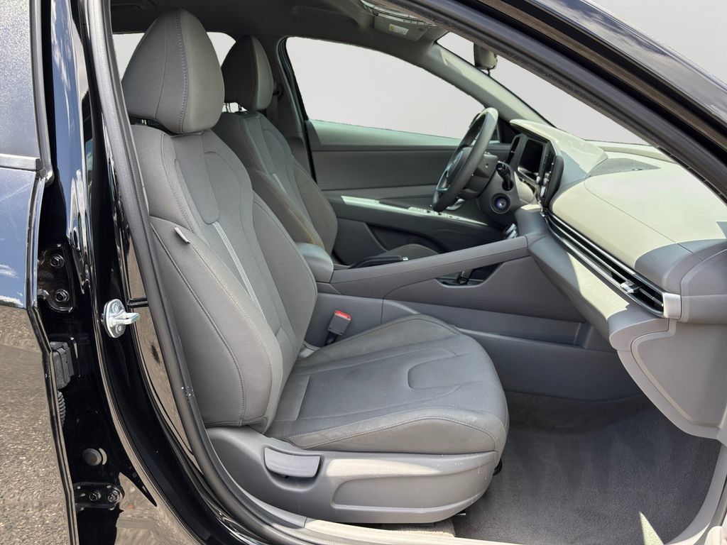 Used 2025 Hyundai Elantra SE FWD image 12
