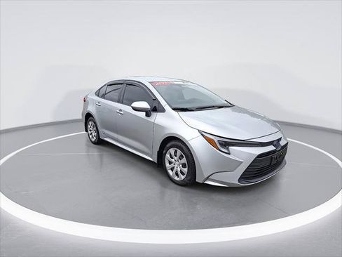 Certified 2025 Toyota Corolla LE AWD/4WD image 3