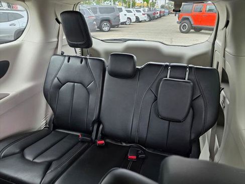 Certified 2023 Chrysler Pacifica Touring-L FWD image 16