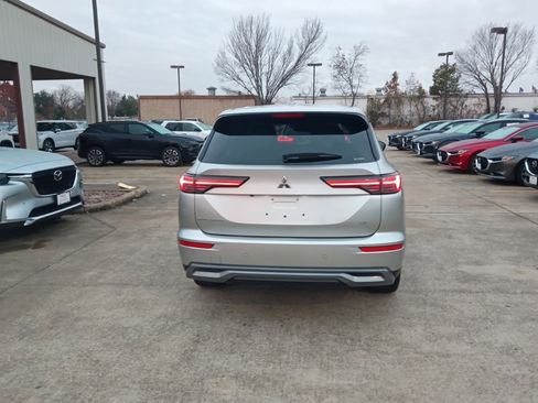 Used 2025 Mitsubishi Outlander SE image 10