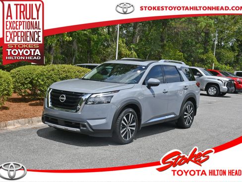 Used 2025 Nissan Pathfinder Platinum FWD image 1