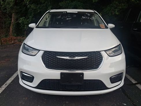 Used 2023 Chrysler Pacifica Touring-L FWD image 2