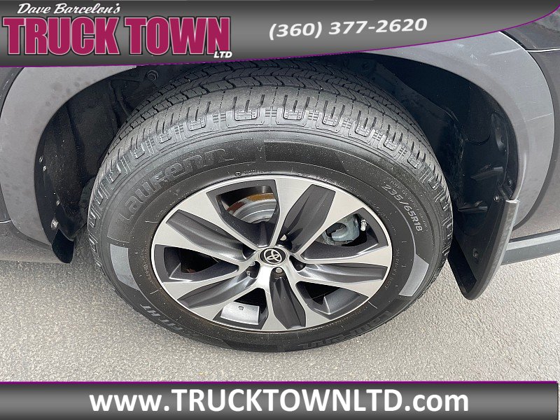 Used 2021 Toyota Highlander XLE AWD/4WD image 39