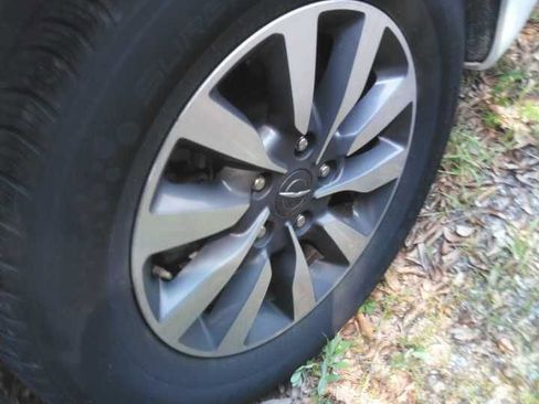 Used 2024 Chrysler Pacifica Limited FWD image 5