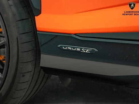 Used 2025 Lamborghini Urus SE image 6