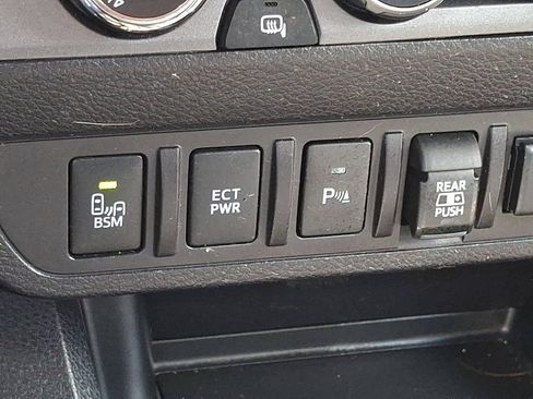 Used 2022 Toyota Tacoma TRD Off-Road AWD/4WD image 31