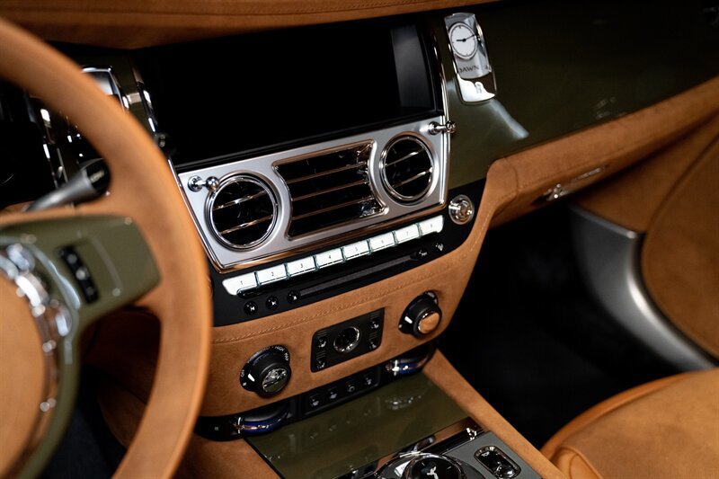 Used 2021 Rolls-Royce Dawn RWD image 17
