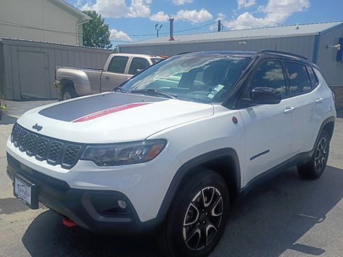 Used 2025 Jeep Compass Trailhawk AWD/4WD image 2