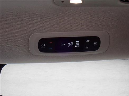 Used 2022 Chrysler Voyager LX FWD image 11