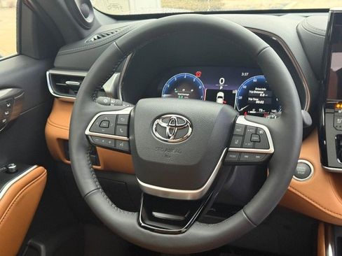 New 2026 Toyota Highlander Platinum image 10