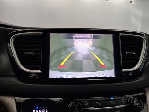 Used 2024 Chrysler Pacifica Touring-L FWD image 3