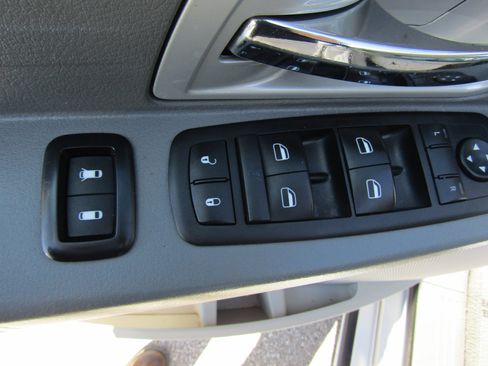 Used 2008 Chrysler Town & Country Touring FWD image 20